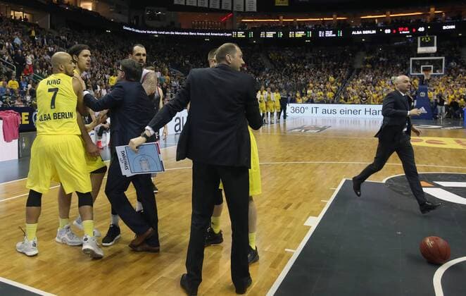 Ein Eklat im 3. Viertel: Silvano Poropat (Trainer Bonn), versucht zu schlichten, links Kresimir Loncar (ALBA Berlin), Alex King (ALBA Berlin), hinten Dirk Mädrich (Bonn), rechts Ismet Akpinar (ALBA Berlin), rechts Milenko Bogicevic (Assistenz-Trainer ALBA Berlin), ALBA Berlin - Telekom Baskets Bonn Basketball, BEKO BBL , Herren, men, Saison 2015 2016 Berlin, 9.4.2016 , Mercedes-Benz Arena