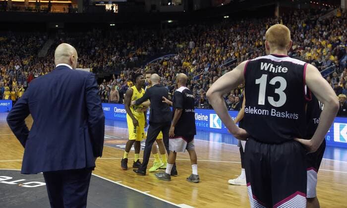 Ein Eklat im 3. Viertel: hinten Ismet Akpinar (ALBA Berlin), Will Cherry (ALBA Berlin), Milenko Bogicevic (Assistenz-Trainer ALBA Berlin), Eugene Lawrence (Bonn), vorne Sasa Obradovic (Trainer ALBA Berlin), Aaron White (Bonn), ALBA Berlin - Telekom Baskets Bonn Basketball, BEKO BBL , Herren, men, Saison 2015 2016 Berlin, 9.4.2016 , Mercedes-Benz Arena