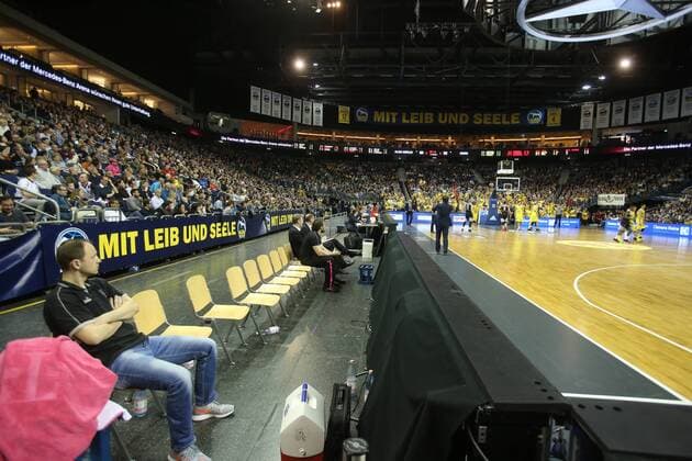 Nach dem Eklat im 3. Viertel und den ausgesprochenen Strafen war die Spielerbank der Bonner verwaist, kein Auswechselepieler mehr auf der Bank ALBA Berlin - Telekom Baskets Bonn Basketball, BEKO BBL , Herren, men, Saison 2015 2016 Berlin, 9.4.2016 , Mercedes-Benz Arena