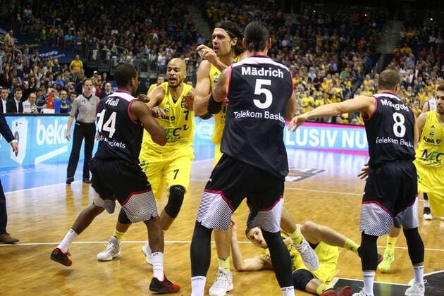 Eklat im 3. Spieldrittel: die Spieler geraten aneinander, hier von links Langston Hall (Bonn), Alex King (ALBA Berlin), Kresimir Loncar (ALBA Berlin), Dirk Mädrich (Bonn), am Boden Dragan Milosavljevic (ALBA Berlin), Andrej Mangold (Bonn), ALBA Berlin - Telekom Baskets Bonn Basketball, BEKO BBL , Herren, men, Saison 2015 2016 Berlin, 9.4.2016 , Mercedes-Benz Arena