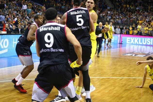 Eklat im 3. Spieldrittel: die Spieler geraten aneinander, hier hinten Kresimir Loncar (ALBA Berlin), Dirk Mädrich (Bonn), Eugene Lawrence (Bonn), ALBA Berlin - Telekom Baskets Bonn Basketball, BEKO BBL , Herren, men, Saison 2015 2016 Berlin, 9.4.2016 , Mercedes-Benz Arena
