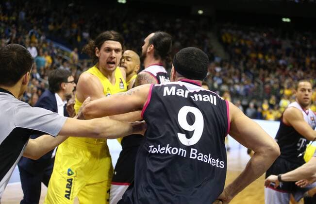 Eklat im 3. Spieldrittel: die Spieler geraten aneinander, hier hinten Kresimir Loncar (ALBA Berlin), Dirk Mädrich (Bonn), Eugene Lawrence (Bonn), ALBA Berlin - Telekom Baskets Bonn Basketball, BEKO BBL , Herren, men, Saison 2015 2016 Berlin, 9.4.2016 , Mercedes-Benz Arena