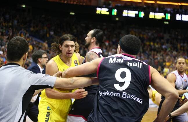 Eklat im 3. Spieldrittel: die Spieler geraten aneinander, hier hinten Kresimir Loncar (ALBA Berlin), Dirk Mädrich (Bonn), Eugene Lawrence (Bonn), links ein Scheiderichter ALBA Berlin - Telekom Baskets Bonn Basketball, BEKO BBL , Herren, men, Saison 2015 2016 Berlin, 9.4.2016 , Mercedes-Benz Arena