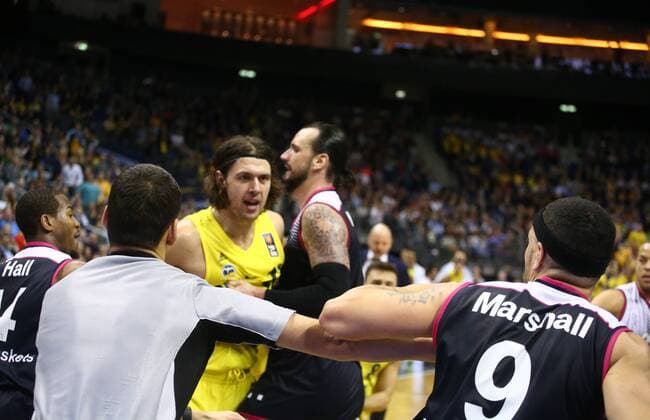 Eklat im 3. Spieldrittel: die Spieler geraten aneinander, hier hinten links Kresimir Loncar (ALBA Berlin), Dirk Mädrich (Bonn), Eugene Lawrence (Bonn), links ein Scheiderichter ALBA Berlin - Telekom Baskets Bonn Basketball, BEKO BBL , Herren, men, Saison 2015 2016 Berlin, 9.4.2016 , Mercedes-Benz Arena