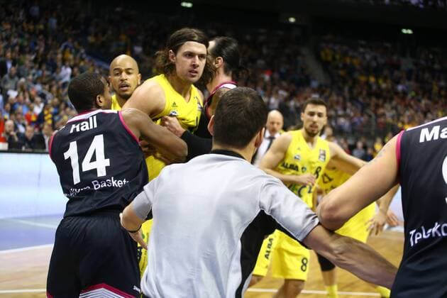 Eklat im 3. Spieldrittel: die Spieler geraten aneinander, hier hinten links Kresimir Loncar (ALBA Berlin), Dirk Mädrich (Bonn), rechts Eugene Lawrence (Bonn), links ein Scheiderichter ALBA Berlin - Telekom Baskets Bonn Basketball, BEKO BBL , Herren, men, Saison 2015 2016 Berlin, 9.4.2016 , Mercedes-Benz Arena