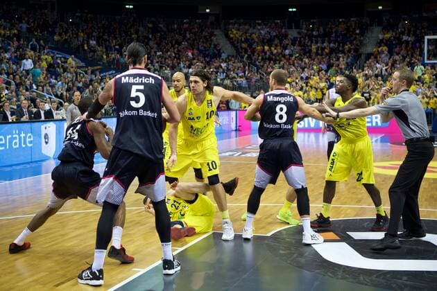 Basketball Berlin 09.04.2016 Beko-BBL 1. Bundesliga Saison 2015 2016 Alba Berlin - Telekom Baskets Bonn Gerangel auf den Spielfeld zwischen Alba und Bonn Schlägerei Ausschreitungen insgesamt wurden 7 Spieler disqualifiziert, 5 Bonner und 2 Berliner Kresimir Loncar (Alba Berlin, No.10) Langston Hall (Bonn, No.14) li. Dirk Mädrich (Bonn, No.05) Andrej Mangold (Bonn, No.08) Will Cherry (Alba Berlin, No.22) Schiedsrichter Christof Madinger re.