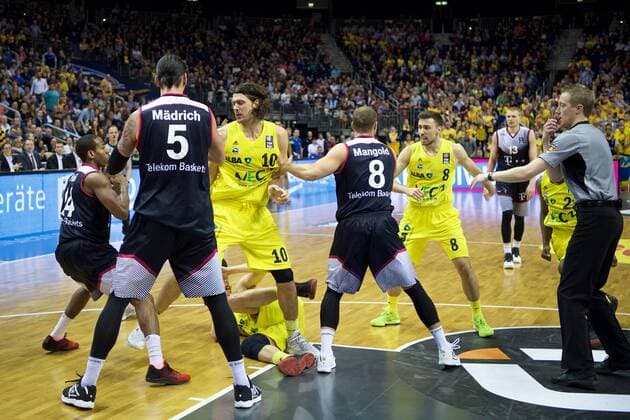 Basketball Berlin 09.04.2016 Beko-BBL 1. Bundesliga Saison 2015 2016 Alba Berlin - Telekom Baskets Bonn Gerangel auf den Spielfeld zwischen Alba und Bonn Schlägerei Ausschreitungen insgesamt wurden 7 Spieler disqualifiziert, 5 Bonner und 2 Berliner Kresimir Loncar (Alba Berlin, No.10) Langston Hall (Bonn, No.14) li. Dirk Mädrich (Bonn, No.05) Andrej Mangold (Bonn, No.08) Ismet Akpinar (Alba Berlin, No.08) Schiedsrichter Christof Madinger re.