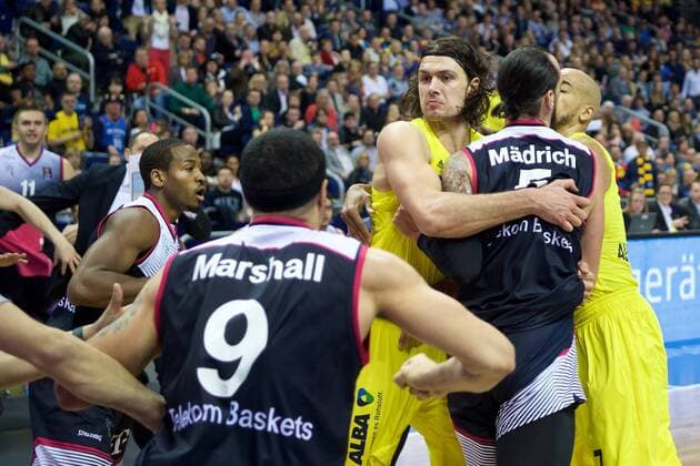 Themen der Woche - SPORT Basketball Berlin 09.04.2016 Beko-BBL 1. Bundesliga Saison 2015 2016 Alba Berlin - Telekom Baskets Bonn Gerangel auf den Spielfeld zwischen Alba und Bonn Schlägerei Ausschreitungen insgesamt wurden 7 Spieler disqualifiziert, 5 Bonner und 2 Berliner Kresimir Loncar (Alba Berlin, No.10) Alex King (Alba Berlin, No.07) hi. Dirk Mädrich (Bonn, No.05) Sean Marshall (Bonn, No.09) Langston Hall (Bonn, No.14) li.