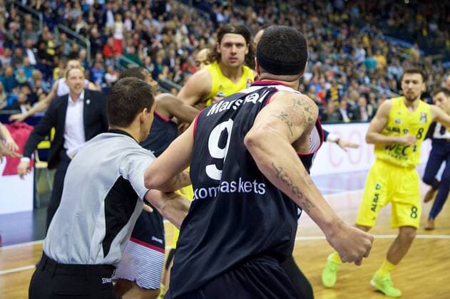 Basketball Berlin 09.04.2016 Beko-BBL 1. Bundesliga Saison 2015 2016 Alba Berlin - Telekom Baskets Bonn Gerangel auf den Spielfeld zwischen Alba und Bonn Schlägerei Ausschreitungen insgesamt wurden 7 Spieler disqualifiziert, 5 Bonner und 2 Berliner Kresimir Loncar (Alba Berlin, No.10) hi. Sean Marshall (Bonn, No.09) ballt seine Faust Schiedsrichter Steve Madinger li. Ismet Akpinar (Alba Berlin, No.08) re.