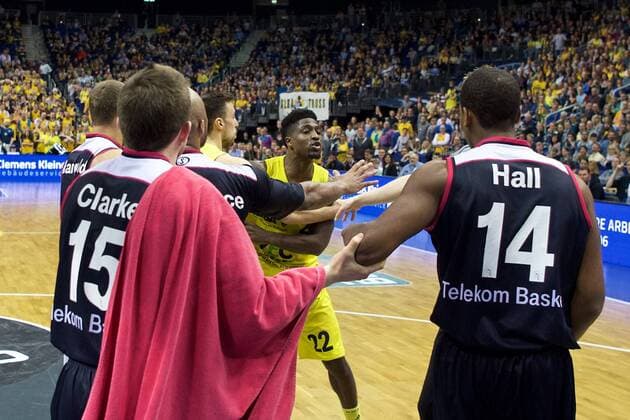 Basketball Berlin 09.04.2016 Beko-BBL 1. Bundesliga Saison 2015 2016 Alba Berlin - Telekom Baskets Bonn Gerangel auf den Spielfeld zwischen Alba und Bonn Schlägerei Ausschreitungen insgesamt wurden 7 Spieler disqualifiziert, 5 Bonner und 2 Berliner Will Cherry (Alba Berlin, No.22) Langston Hall (Bonn, No.14) Rotnei Clarke (Bonn, No.15)