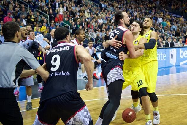 Basketball Berlin 09.04.2016 Beko-BBL 1. Bundesliga Saison 2015 2016 Alba Berlin - Telekom Baskets Bonn Gerangel auf den Spielfeld zwischen Alba und Bonn Schlägerei Ausschreitungen insgesamt wurden 7 Spieler disqualifiziert, 5 Bonner und 2 Berliner Kresimir Loncar (Alba Berlin, No.10) Alex King (Alba Berlin, No.07) hi. Dirk Mädrich (Bonn, No.05) Sean Marshall (Bonn, No.09) Schiedsrichter Steve Bittner li.
