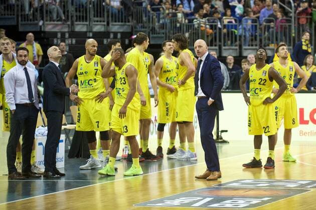 Basketball Berlin 09.04.2016 Beko-BBL 1. Bundesliga Saison 2015 2016 Alba Berlin - Telekom Baskets Bonn Gerangel auf den Spielfeld zwischen Alba und Bonn Schlägerei Ausschreitungen insgesamt wurden 7 Spieler disqualifiziert, 5 Bonner und 2 Berliner ratlose Berliner erwarten die Entscheidung der Schiedsrichter Sasa Obradovic (Alba Berlin, Trainer) vo. Ismet Akpinar (Alba Berlin, No.08) Will Cherry (Alba Berlin, No.22) Sasa Obradovic (Alba Berlin, Trainer) Kresimir Loncar (Alba Berlin, No.10) Dragan Milosavljevic (Alba Berlin, No.21) Elmedin Kikanovic (Alba Berlin, No.09) Jordan Taylor (Alba Berlin, No.23) Alex King (Alba Berlin, No.07) Milenko Bogicevic (Alba Berlin, Assistenztrainer) Thomas Päch (Alba Berlin, Assistenztrainer) v.re.n.li.