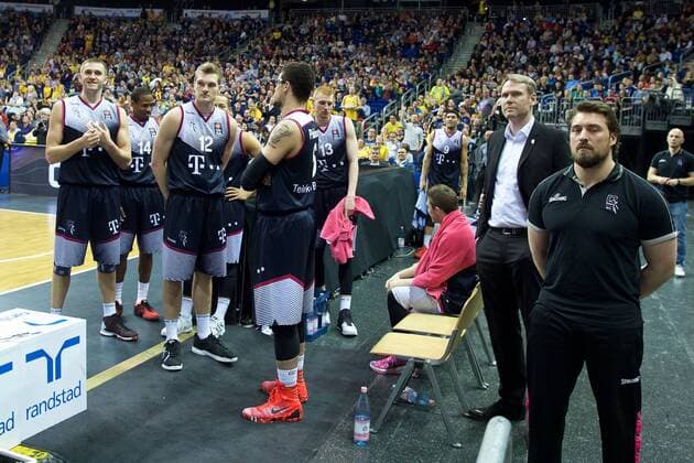 Basketball Berlin 09.04.2016 Beko-BBL 1. Bundesliga Saison 2015 2016 Alba Berlin - Telekom Baskets Bonn Gerangel auf den Spielfeld zwischen Alba und Bonn Schlägerei Ausschreitungen insgesamt wurden 7 Spieler disqualifiziert, 5 Bonner und 2 Berliner Die Bonner erwarten die Entscheidung der Schiedsrichter Tadas Klimavicius (Bonn, No.11) Langston Hall (Bonn, No.14) Florian Koch (Bonn, No.12) Isaiah Philmore (Bonn, No.06) Aaron White (Bonn, No.13)