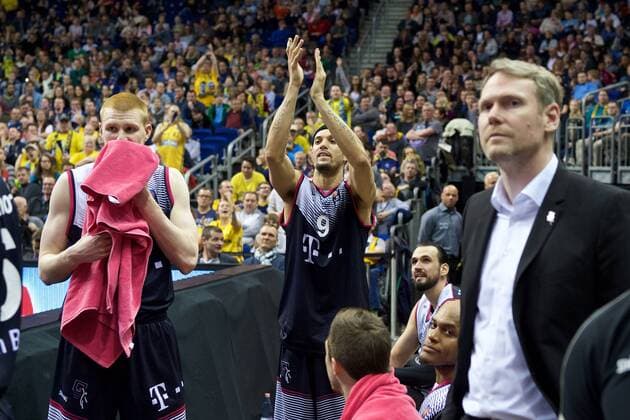 Basketball Berlin 09.04.2016 Beko-BBL 1. Bundesliga Saison 2015 2016 Alba Berlin - Telekom Baskets Bonn Gerangel auf den Spielfeld zwischen Alba und Bonn Schlägerei Ausschreitungen insgesamt wurden 7 Spieler disqualifiziert, 5 Bonner und 2 Berliner Sean Marshall (Bonn, No.09) beklatscht hämisch seine SDisqualifikation durch die Schiedsrichter