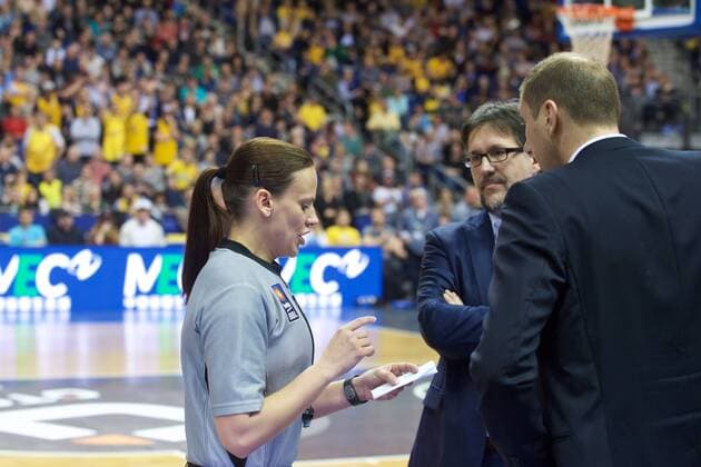 Basketball Berlin 09.04.2016 Beko-BBL 1. Bundesliga Saison 2015 2016 Alba Berlin - Telekom Baskets Bonn Gerangel auf den Spielfeld zwischen Alba und Bonn Schlägerei Ausschreitungen insgesamt wurden 7 Spieler disqualifiziert, 5 Bonner und 2 Berliner Hauptschiedsrichterin Anne Panther erklärt Silvano Poropat (Bonn, Trainer) hi. re. ihre Entscheidung