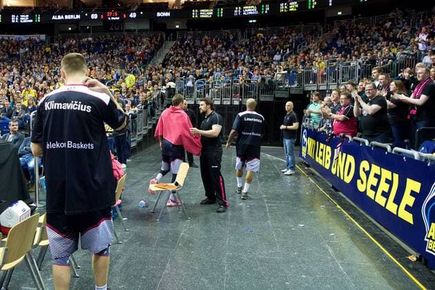 Basketball Berlin 09.04.2016 Beko-BBL 1. Bundesliga Saison 2015 2016 Alba Berlin - Telekom Baskets Bonn Gerangel auf den Spielfeld zwischen Alba und Bonn Schlägerei Ausschreitungen insgesamt wurden 7 Spieler disqualifiziert, 5 Bonner und 2 Berliner Tadas Klimavicius (Bonn, No.11) Sean Marshall (Bonn, No.09) verlassen die Halle nach ihrere Disqualifikation Bonner Fans applaudieren re.