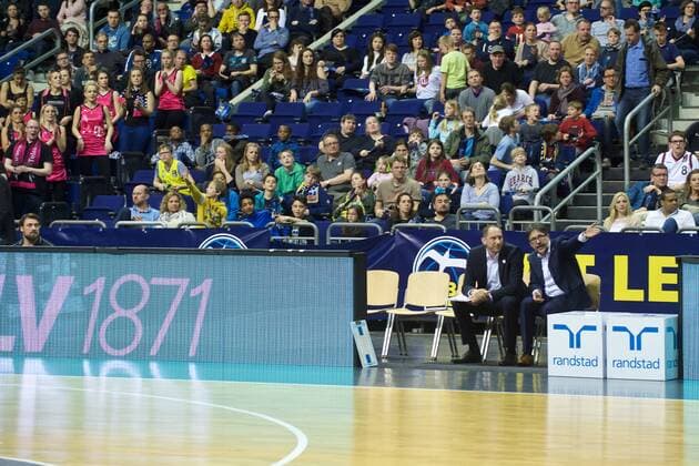 Basketball Berlin 09.04.2016 Beko-BBL 1. Bundesliga Saison 2015 2016 Alba Berlin - Telekom Baskets Bonn Gerangel auf den Spielfeld zwischen Alba und Bonn Schlägerei Ausschreitungen insgesamt wurden 7 Spieler disqualifiziert, 5 Bonner und 2 Berliner Bonns Ersatzbank ohne Spieler leere Ersatzbank Silvano Poropat (Bonn, Trainer) re.