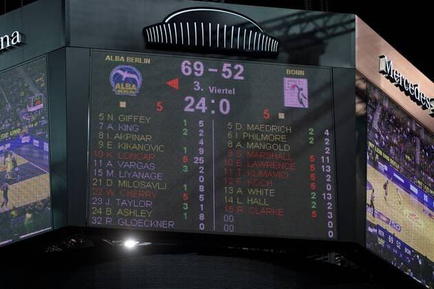 Basketball Berlin 09.04.2016 Beko-BBL 1. Bundesliga Saison 2015 2016 Alba Berlin - Telekom Baskets Bonn Gerangel auf den Spielfeld zwischen Alba und Bonn Schlägerei Ausschreitungen insgesamt wurden 7 Spieler disqualifiziert, 5 Bonner und 2 Berliner Anzeigetafel Videowürfel Videotafel der Mercedes Benz Arena nach der Entscheidung