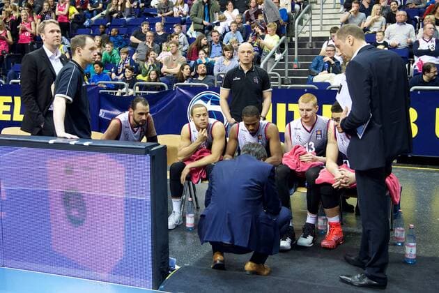 Basketball Berlin 09.04.2016 Beko-BBL 1. Bundesliga Saison 2015 2016 Alba Berlin - Telekom Baskets Bonn Gerangel auf den Spielfeld zwischen Alba und Bonn Schlägerei Ausschreitungen insgesamt wurden 7 Spieler disqualifiziert, 5 Bonner und 2 Berliner den Bonner Trainer Silvano Poropat (Bonn, Trainer) bleiben nur noch 5 Feldspieler, um das Spiel zu Ende zu bringen Dirk Mädrich (Bonn, No.05) Andrej Mangold (Bonn, No.08) Langston Hall (Bonn, No.14) Aaron White (Bonn, No.13) Isaiah Philmore (Bonn, No.06) Auszeit