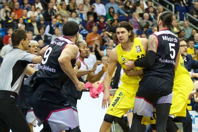 Basketball Berlin 09.04.2016 Beko-BBL 1. Bundesliga Saison 2015 2016 Alba Berlin - Telekom Baskets Bonn Gerangel auf den Spielfeld zwischen Alba und Bonn Schlägerei Ausschreitungen insgesamt wurden 7 Spieler disqualifiziert, 5 Bonner und 2 Berliner Kresimir Loncar (Alba Berlin, No.10) Dirk Mädrich (Bonn, No.05) Sean Marshall (Bonn, No.09)