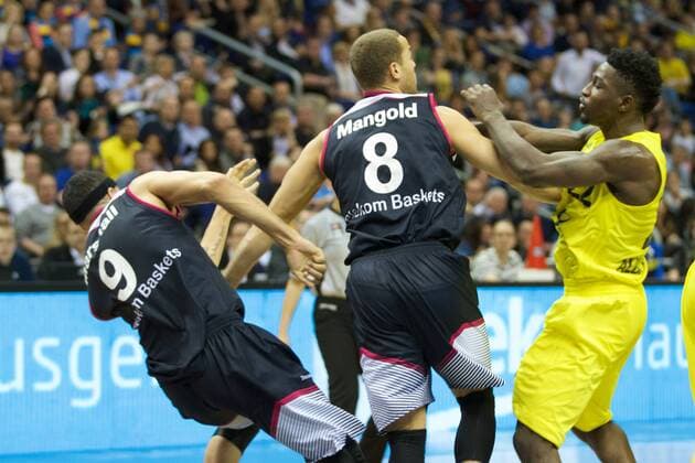 Basketball Berlin 09.04.2016 Beko-BBL 1. Bundesliga Saison 2015 2016 Alba Berlin - Telekom Baskets Bonn Gerangel auf den Spielfeld zwischen Alba und Bonn Schlägerei Ausschreitungen insgesamt wurden 7 Spieler disqualifiziert, 5 Bonner und 2 Berliner Will Cherry (Alba Berlin, No.22) Andrej Mangold (Bonn, No.08) Sean Marshall (Bonn, No.09)