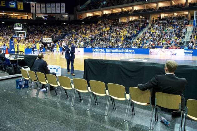 Basketball Berlin 09.04.2016 Beko-BBL 1. Bundesliga Saison 2015 2016 Alba Berlin - Telekom Baskets Bonn Gerangel auf den Spielfeld zwischen Alba und Bonn Schlägerei Ausschreitungen insgesamt wurden 7 Spieler disqualifiziert, 5 Bonner und 2 Berliner Bonns Ersatzbank ohne Spieler leere Ersatzbank Silvano Poropat (Bonn, Trainer) hi.