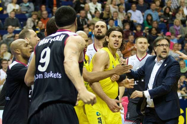 Basketball Berlin 09.04.2016 Beko-BBL 1. Bundesliga Saison 2015 2016 Alba Berlin - Telekom Baskets Bonn Gerangel auf den Spielfeld zwischen Alba und Bonn Schlägerei Ausschreitungen insgesamt wurden 7 Spieler disqualifiziert, 5 Bonner und 2 Berliner Kresimir Loncar (Alba Berlin, No.10) Dirk Mädrich (Bonn, No.05) hi. Silvano Poropat (Bonn, Trainer) Sean Marshall (Bonn, No.09) li.