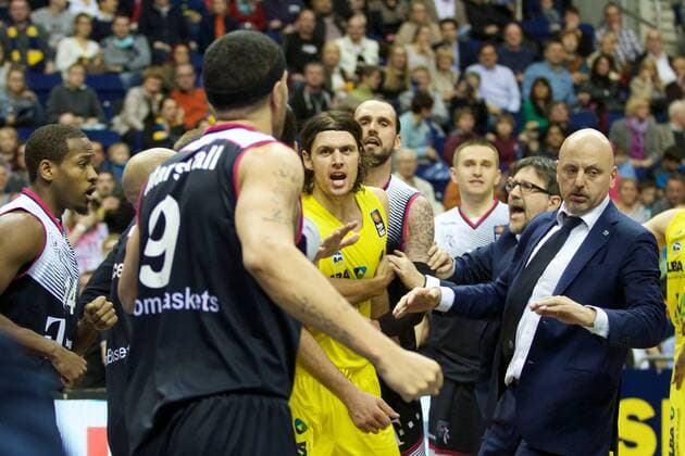 Basketball Berlin 09.04.2016 Beko-BBL 1. Bundesliga Saison 2015 2016 Alba Berlin - Telekom Baskets Bonn Gerangel auf den Spielfeld zwischen Alba und Bonn Schlägerei Ausschreitungen insgesamt wurden 7 Spieler disqualifiziert, 5 Bonner und 2 Berliner Kresimir Loncar (Alba Berlin, No.10) Sean Marshall (Bonn, No.09) Dirk Mädrich (Bonn, No.05) hi. Silvano Poropat (Bonn, Trainer) Sasa Obradovic (Alba Berlin, Trainer)