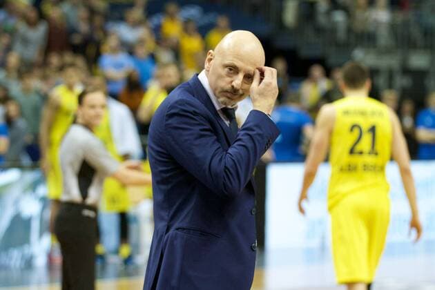 Basketball Berlin 09.04.2016 Beko-BBL 1. Bundesliga Saison 2015 2016 Alba Berlin - Telekom Baskets Bonn Gerangel auf den Spielfeld zwischen Alba und Bonn Schlägerei Ausschreitungen insgesamt wurden 7 Spieler disqualifiziert, 5 Bonner und 2 Berliner Sasa Obradovic (Alba Berlin, Trainer)