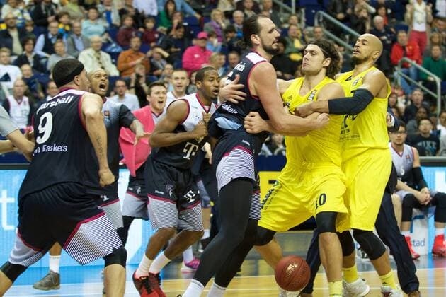 Basketball Berlin 09.04.2016 Beko-BBL 1. Bundesliga Saison 2015 2016 Alba Berlin - Telekom Baskets Bonn Gerangel auf den Spielfeld zwischen Alba und Bonn Schlägerei Ausschreitungen insgesamt wurden 7 Spieler disqualifiziert, 5 Bonner und 2 Berliner Kresimir Loncar (Alba Berlin, No.10) Alex King (Alba Berlin, No.07) re. Dirk Mädrich (Bonn, No.05) Sean Marshall (Bonn, No.09) li.