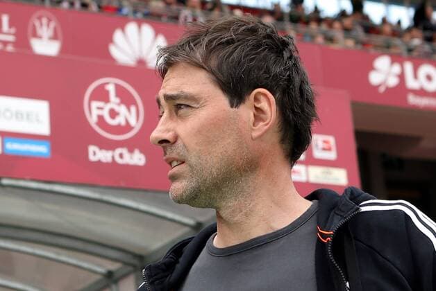 10.04.2016 - Fussball - Saison 2015 2016 - 2. Fussball - Bundesliga - 29. Spieltag: 1. FC Nürnberg Nuernberg FCN - MSV Duisburg - DaMa - Rene Weiler (Trainer 1.FC Nürnberg FCN ) nachdenklich - FCN-Logo im Hintergrund