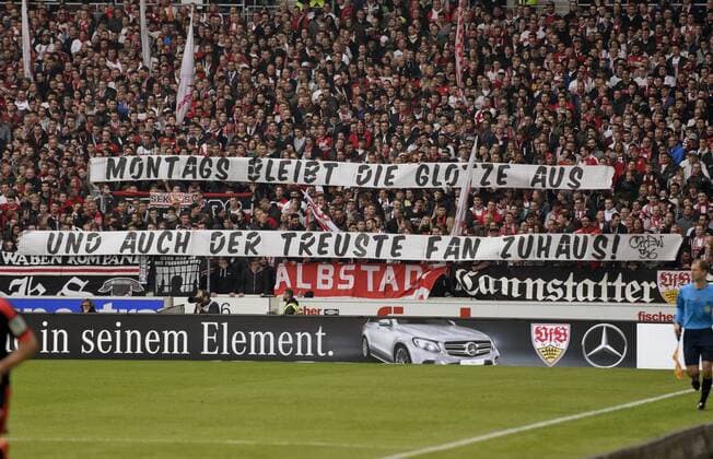 09.04.2016, Fussball 1.Bundesliga 2015 2016, 29.Spieltag, VfB Stuttgart - FC Bayern München, in der Mercedes-Benz-Arena Stuttgart. Stuttgarter Fans protestieren gegen Montagsspiele: Montags bleibt die Glotze aus und auch der treueste Fan zuhaus 