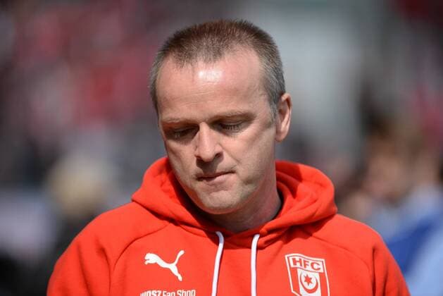 v.li.: Trainer Stefan Böger (Boeger, Hallescher FC, HFC) enttäuscht schauend, Enttäuschung, Frustration, disappointed, pessimistisch, Einzelbild, Aktion, Action Porträt, Portrait, Fussball, 3. Liga, Hallescher FC - Chemnitzer FC, xslx