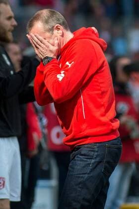 Halle Saale 10.04.2016 Erdgas Sportpark Fussball 3. Liga - Saison 2015 2016 - 32. Spieltag HFC Hallescher FC vs. Chemnitzer FC im Bild: Stefan Böger (Chef-Trainer, HFC)