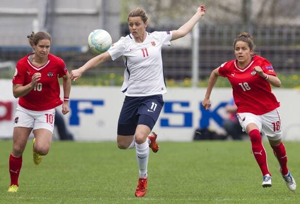 SOCCER - UEFA EURO EM Europameisterschaft Fussball quali women, AUT vs NOR STEYR,AUSTRIA,10.APR.16 - IWOMEN SOCCER - UEFA Women s European Championship EM Europameisterschaft qualification, OEFB international match Länderspiel Austria vs Norway. Image shows Nina Burger (AUT)m Nora Holstad Berge (NOR) and Laura Feiersinger (AUT). GEPAxpictures xMatthiasxHauer