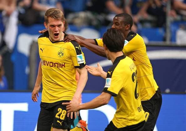 10.04.2016, Fussball 1.Bundesliga 2015 2016, 29.Spieltag, FC Schalke 04 - Borussia Dortmund, in der VELTINS-Arena Gelsenkirchen. Jubel v.l. Torschütze Sven Bender (Dortmund) , Shinji Kagawa (Dortmund) und Adrian Ramos (Dortmund) zum Tor zum 1:2 
