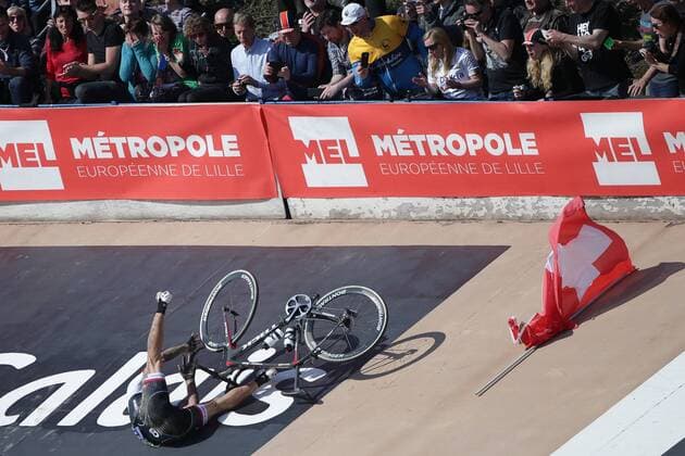 Themen der Woche - SPORT Radsport, Klassiker Paris - Roubaix 20160410 10.04.2016, Radsport Paris Roubaix, Saison 2016, Frankreich, Roubaix, Nord, Pas-De-Calais, Paves, im Bild v.l. Fabian Cancellara (SUI - TREK Segafredo- 141) holt sich ein Fahne der Schweiz bei seinen Fans... und stuerzt im Velodrome von Roubaix, Fahne auf dem Boden