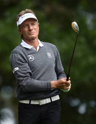 Bernhard Langer of Germany hits his tee shot on the 4th hole in the final round of the 2016 Masters Tournament at Augusta National in Augusta, Georgia on April 10, 2016.  MAS20160410108 KEVINxDIETSCH