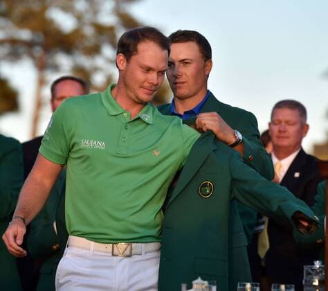 Themen der Woche SPORT Bilder des Tages - SPORT April 10, 2016 - Augusta, GA, USA - Masters champion Danny Willett gets the Green Jacket from Jordan Spieth following the final round of the 80th Masters on Sunday, April 10, 2016, at Augusta National Golf Club in Augusta, Ga. Masters final round - ZUMAm67_