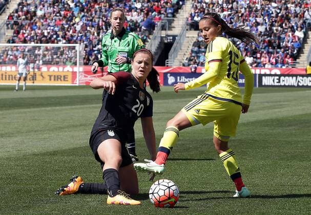 April 10 2016: Lindsey Horan (20) of the USWNT knocks the ball away from Tatiana Ariza (15) of Colombia during an International Friendly Länderspiel match at Talen Energy Stadium, in Chester, PA. USA defeated Colombia 3-0. (Photo by Tony Quinn Icon Sportswire) SOCCER: APR 10 Women s - USA v Colombia Icon25516041017 EDITORIAL USE ONLY