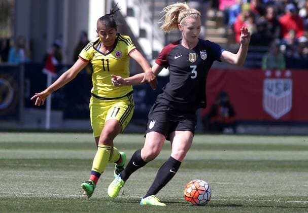 April 10 2016: Samantha Mewis (3) of the USWNT pulls away from Catalina Usme (11) of Colombia during an International Friendly Länderspiel match at Talen Energy Stadium, in Chester, PA. USA defeated Colombia 3-0. (Photo by Tony Quinn Icon Sportswire) SOCCER: APR 10 Women s - USA v Colombia Icon25516041047 EDITORIAL USE ONLY