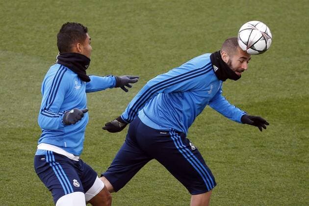 Real Madrid s French players Raphael Varane (L) and Karim Benzema take part in a team s training session at Valdebebas Complex outside Madrid, Spain, 11 April 2016, to prepare its upcoming Champions League s quarters final second leg match against VfLWolfsburg at Madrid s Santiago Bernabeu Stadium on 12 April 2016. Real Madrid s training session !ACHTUNG: NUR REDAKTIONELLE NUTZUNG!  20160411-635959728434068051