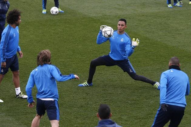 Real Madrid s goalkeeper Keylor Navas (C) takes part in a team s training session at Valdebebas Complex outside Madrid, Spain, 11 April 2016, to prepare its upcoming Champions League s quarters final second leg match against VfLWolfsburg at Madrid s Santiago Bernabeu Stadium on 12 April 2016. Real Madrid s training session !ACHTUNG: NUR REDAKTIONELLE NUTZUNG!  20160411-635959732587264224