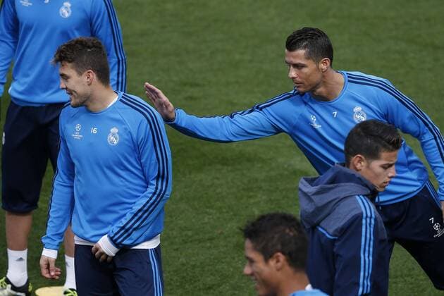 Real Madrid s Portuguese forward Cristiano Ronaldo (R) and Croatian Mateo Kovacic (L) take part in a team s training session at Valdebebas Complex outside Madrid, Spain, 11 April 2016, to prepare its upcoming Champions League s quarters final second leg match against VfLWolfsburg at Madrid s Santiago Bernabeu Stadium on 12 April 2016. Real Madrid s training session !ACHTUNG: NUR REDAKTIONELLE NUTZUNG!  20160411-635959734560508224