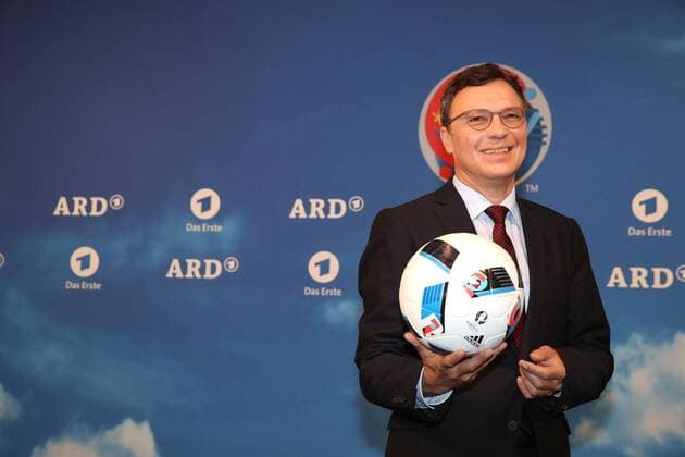 Volker Herres, der Das Erste ARD Programmdirektor bei dem Fototermin von der ARD Das Erste zur Fussball-Europameisterschaft 2016 in Frankreich (vom 10.06.- 10.07.2016) am 11.04.2016 in Berlin ARD Fototermin zur Fussball-EM 2016 in Berlin 