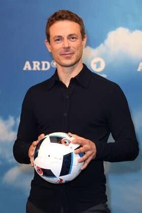 Alexander Bommes bei dem Fototermin von der ARD Das Erste zur Fussball-Europameisterschaft 2016 in Frankreich (vom 10.06.- 10.07.2016) am 11.04.2016 in Berlin ARD Fototermin zur Fussball-EM 2016 in Berlin 