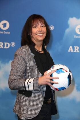 Sabine Töpperwien bei dem Fototermin von der ARD Das Erste zur Fussball-Europameisterschaft 2016 in Frankreich (vom 10.06.- 10.07.2016) am 11.04.2016 in Berlin ARD Fototermin zur Fussball-EM 2016 in Berlin 