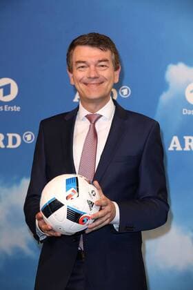 Jörg Schönenborn, der WDR Fernsehdirektor bei dem Fototermin von der ARD Das Erste zur Fussball-Europameisterschaft 2016 in Frankreich (vom 10.06.- 10.07.2016) am 11.04.2016 in Berlin ARD Fototermin zur Fussball-EM 2016 in Berlin 