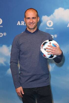 Mehmet Scholl bei dem Fototermin von der ARD Das Erste zur Fussball-Europameisterschaft 2016 in Frankreich (vom 10.06.- 10.07.2016) am 11.04.2016 in Berlin ARD Fototermin zur Fussball-EM 2016 in Berlin 