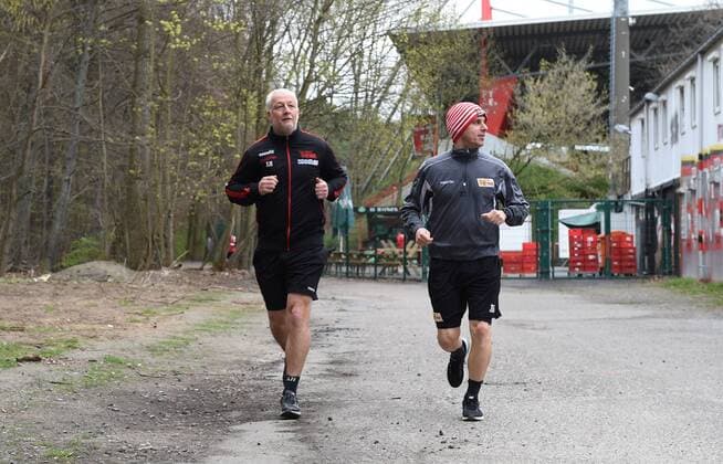 Fussball, Herren, Saison 2015 16, 2. Bundesliga, 1. FC Union Berlin, Training, v. l. Trainer Andre Hofschneider (1. FC Union), Co-Trainer Sebastian Bönig (1. FC Union), 11.04. 2016,